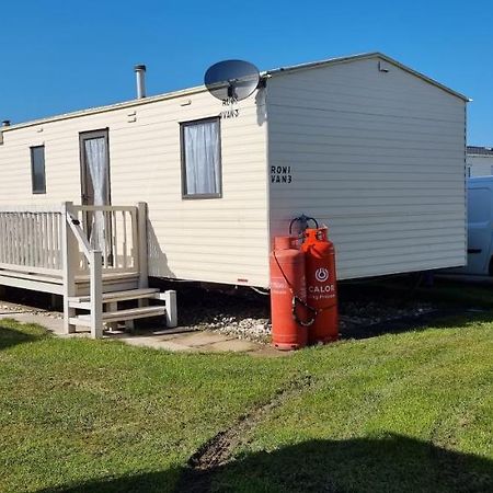 Lovely Caravan At Ingoldmells Just Behind Sealands Apartment Exterior photo