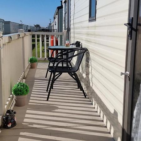 Lovely Caravan At Ingoldmells Just Behind Sealands Apartment Exterior photo