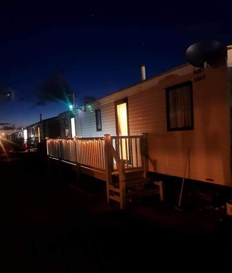 Lovely Caravan At Ingoldmells Just Behind Sealands Apartment Exterior photo