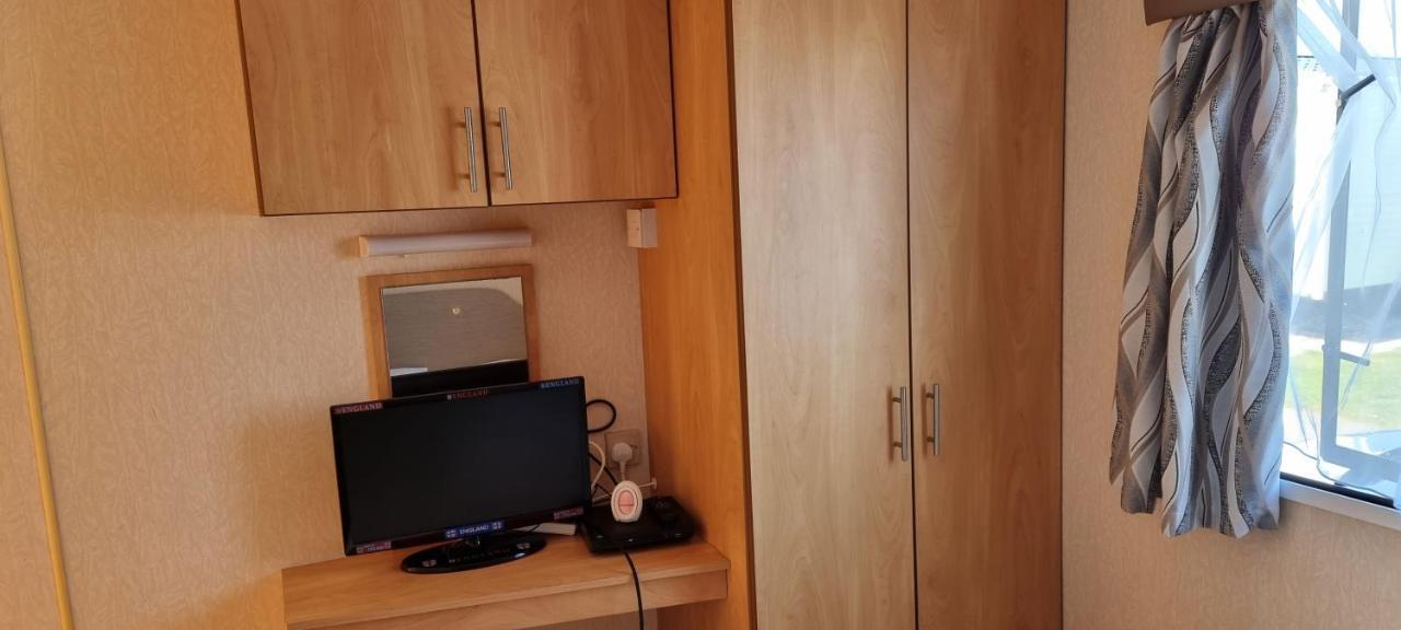 Lovely Caravan At Ingoldmells Just Behind Sealands Apartment Exterior photo