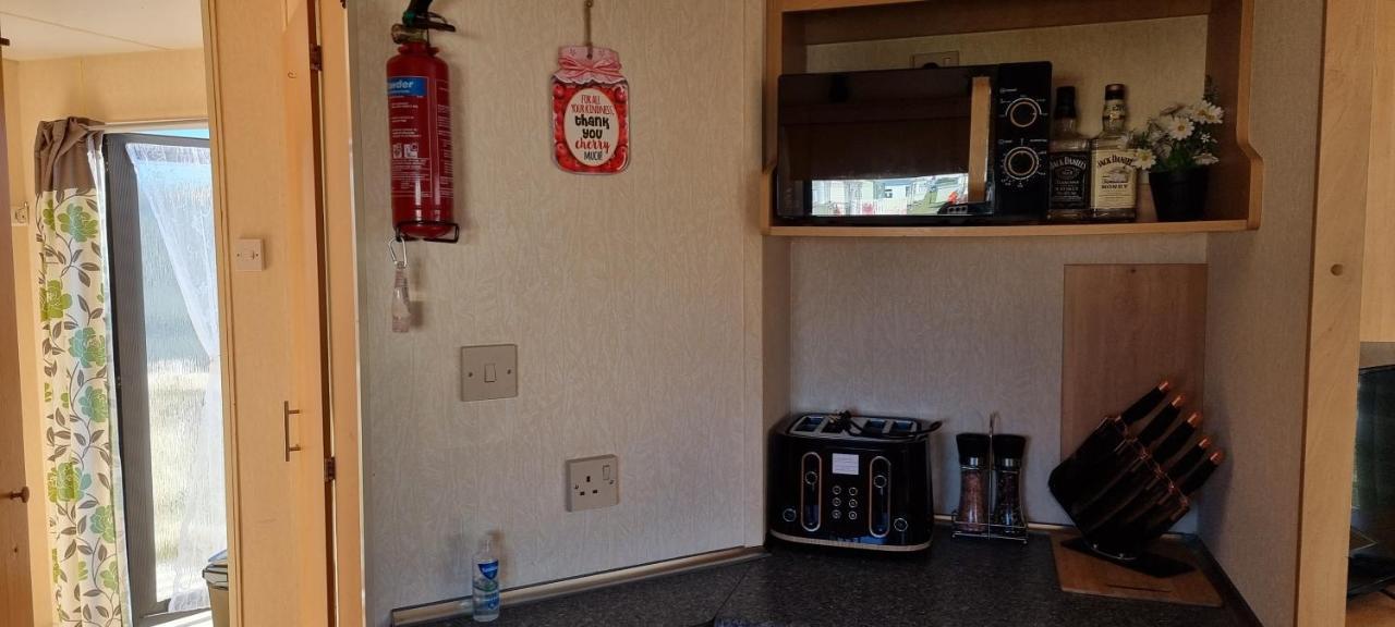 Lovely Caravan At Ingoldmells Just Behind Sealands Apartment Exterior photo