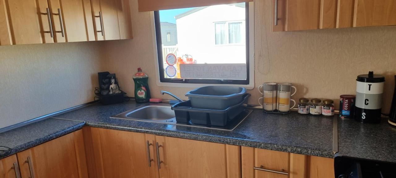 Lovely Caravan At Ingoldmells Just Behind Sealands Apartment Exterior photo