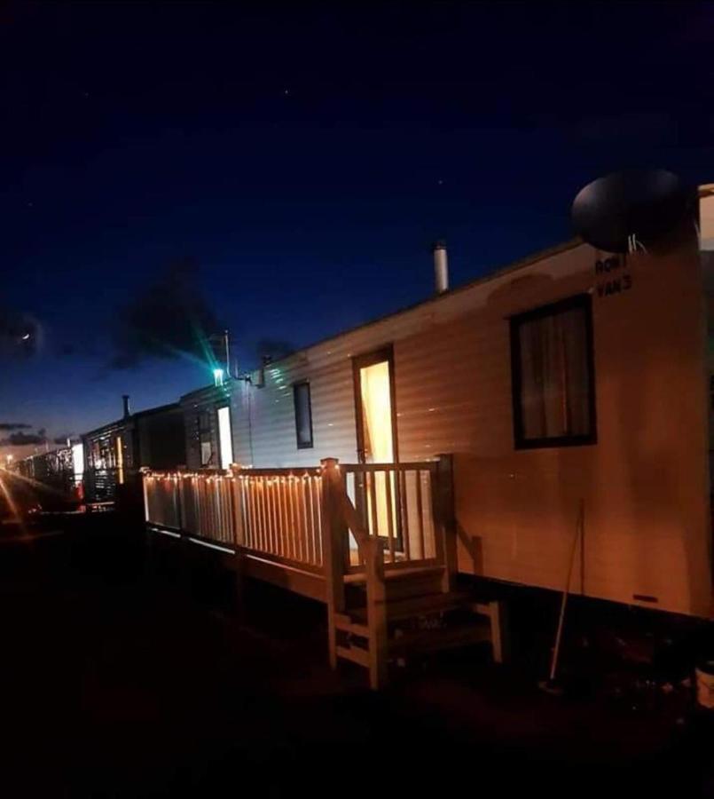 Lovely Caravan At Ingoldmells Just Behind Sealands Apartment Exterior photo