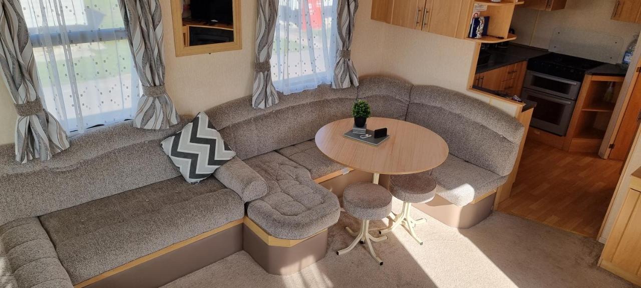 Lovely Caravan At Ingoldmells Just Behind Sealands Apartment Exterior photo