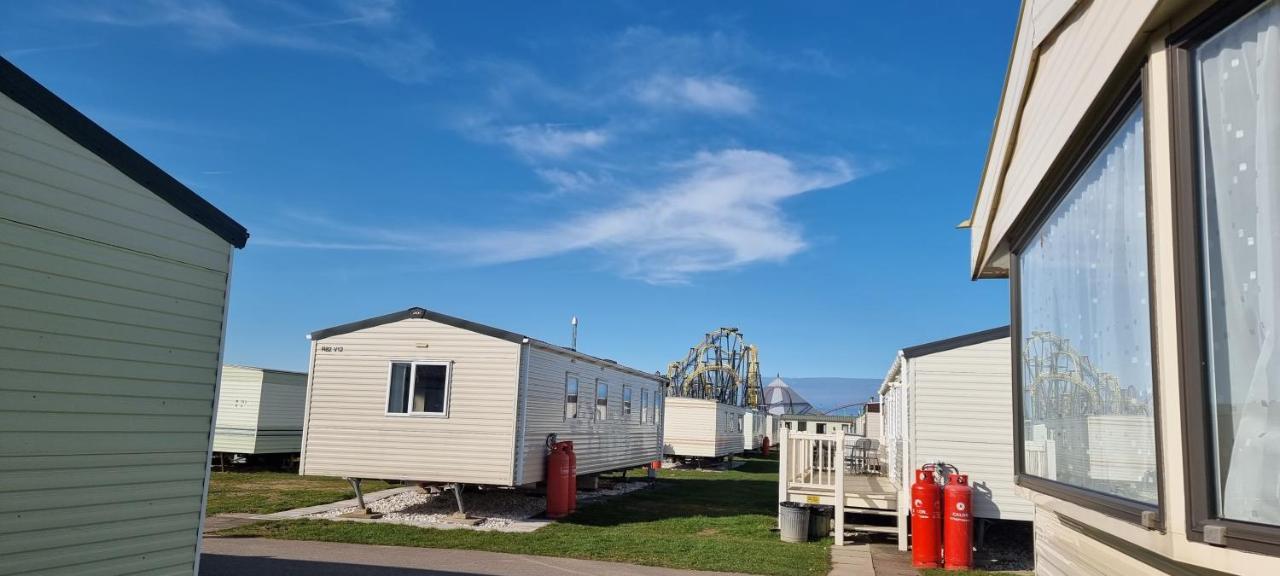 Lovely Caravan At Ingoldmells Just Behind Sealands Apartment Exterior photo