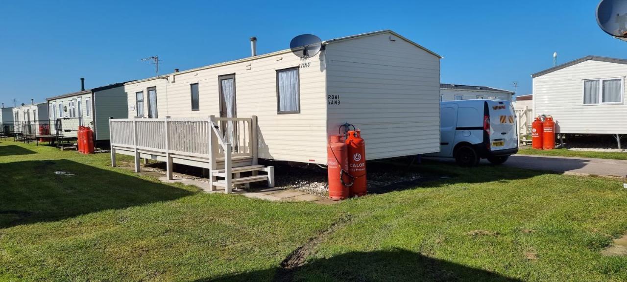 Lovely Caravan At Ingoldmells Just Behind Sealands Apartment Exterior photo