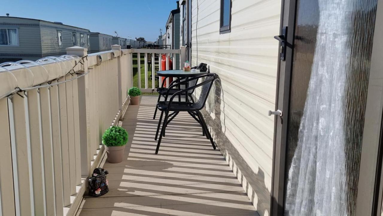 Lovely Caravan At Ingoldmells Just Behind Sealands Apartment Exterior photo