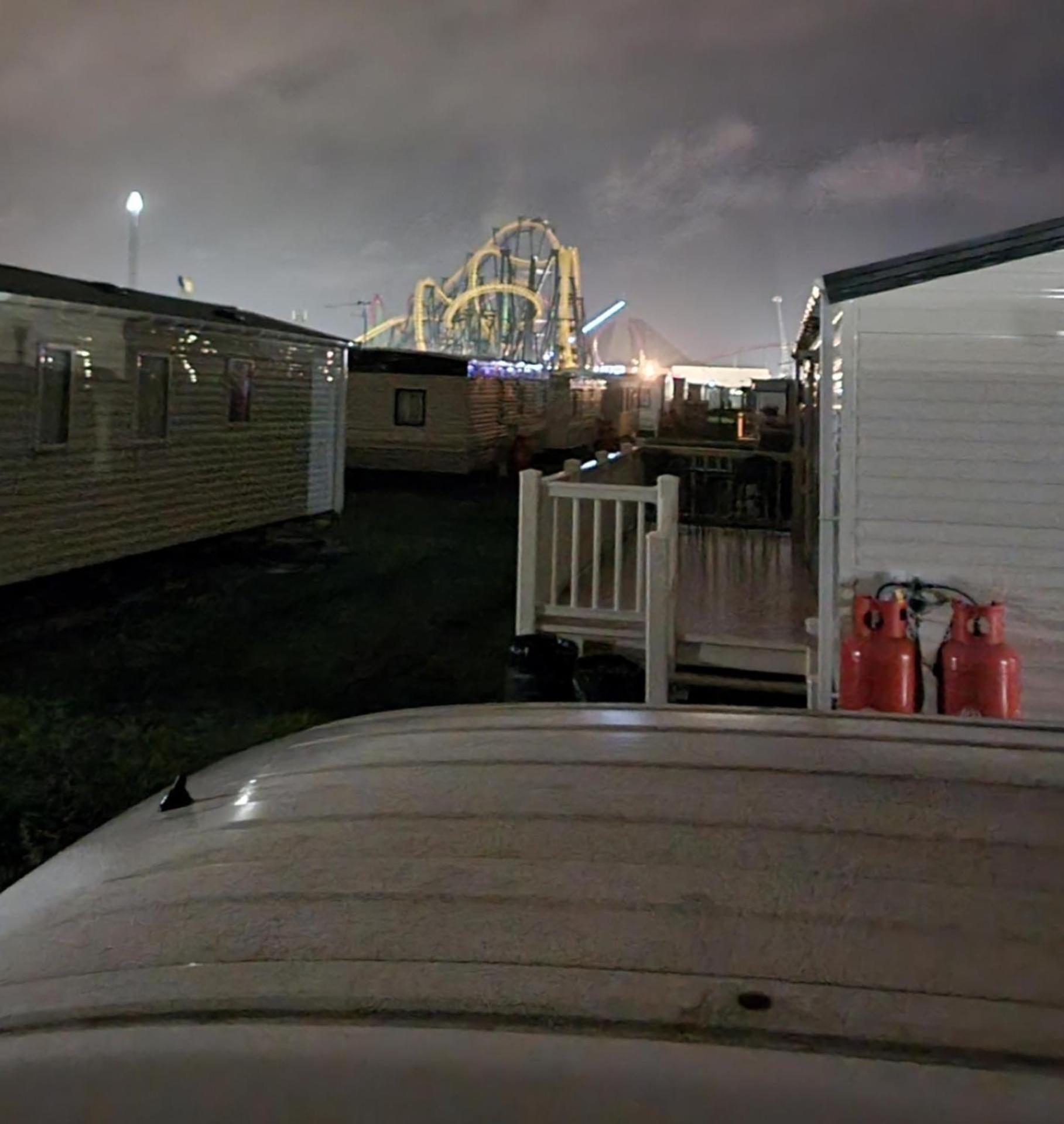 Lovely Caravan At Ingoldmells Just Behind Sealands Apartment Exterior photo